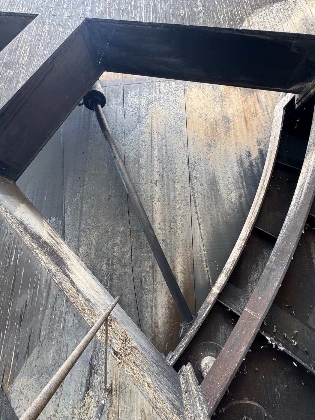 Estrutura metálica e tirante de uma comporta do descarregador, vistos de cima.