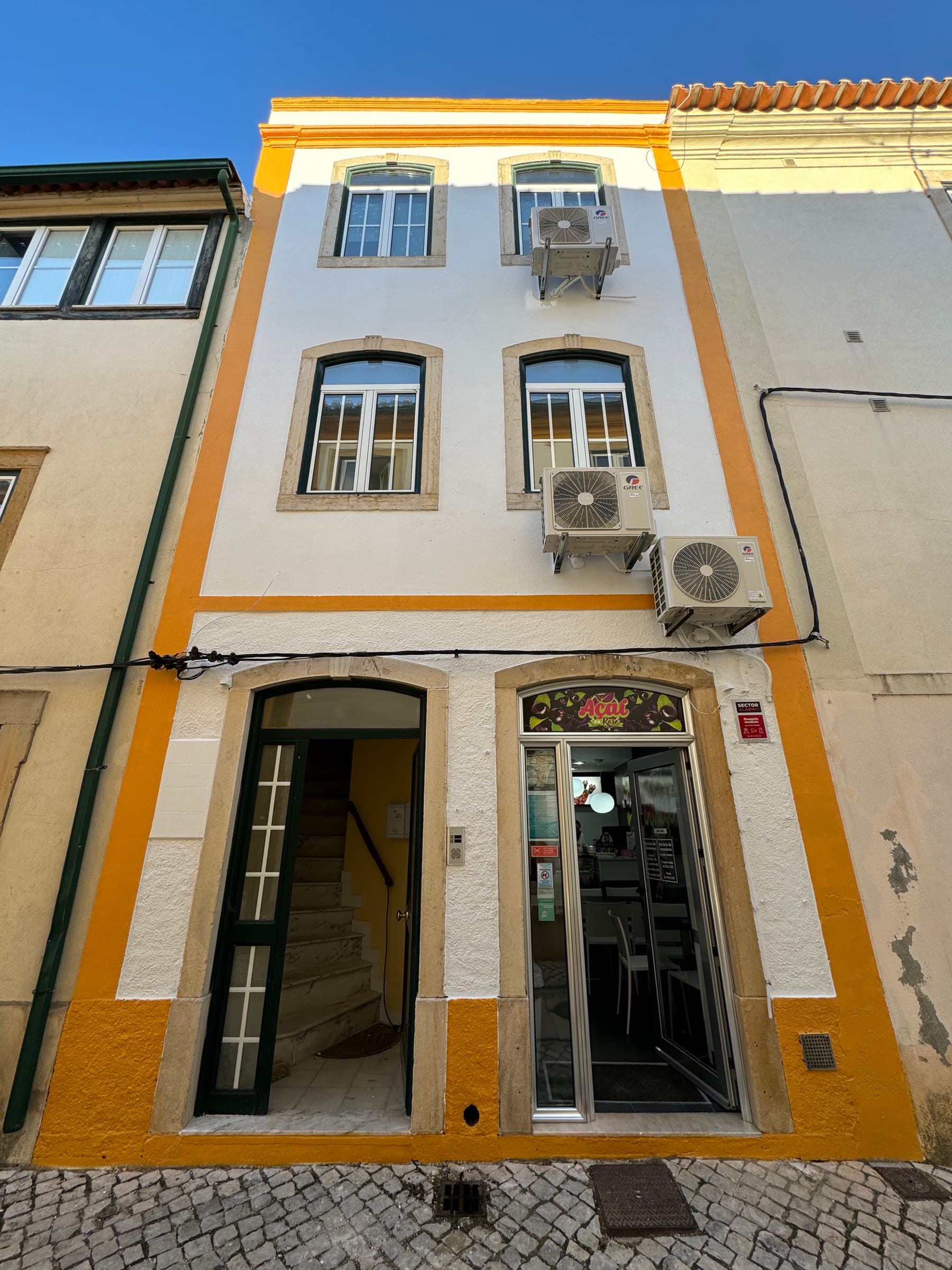 Fachada reabilitada de um edifício urbano na Rua dos Moinhos, em Tomar, depois da pintura.