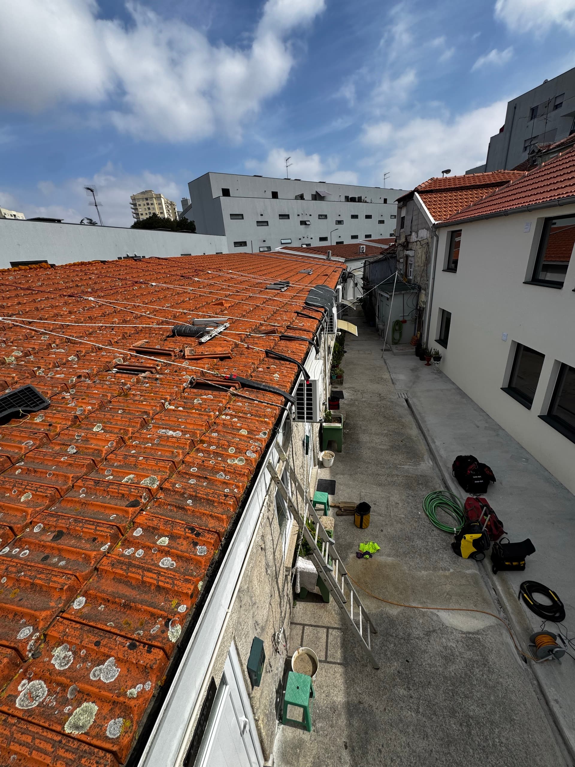 Reabilitação de cantaria numa fachada histórica.